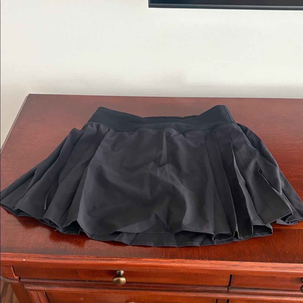 Women’s Lululemon tennis skirt worn twice size 4